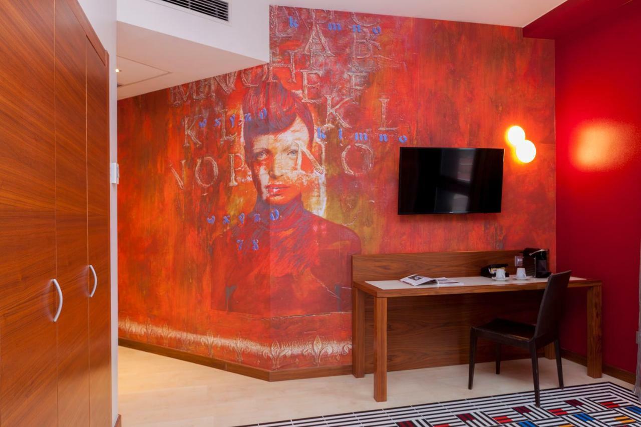 Spirit Hotel Gran Bilbao Ngoại thất bức ảnh The picture of the artist on the wall of the room