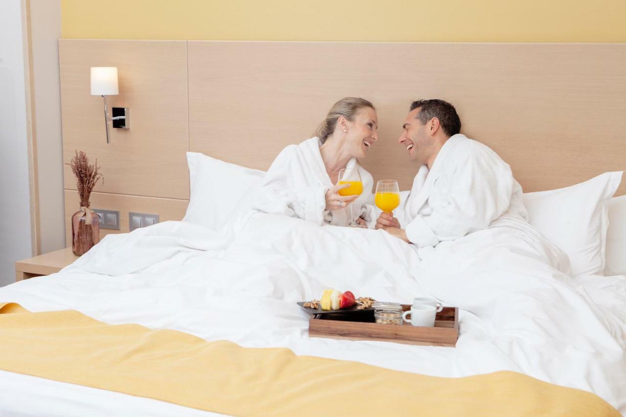 Spirit Hotel Gran Bilbao Ngoại thất bức ảnh couple in bathrobe